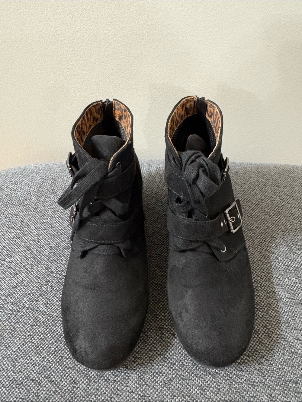 Girlโs Justice black faux suede booties/wedge - size 4/6